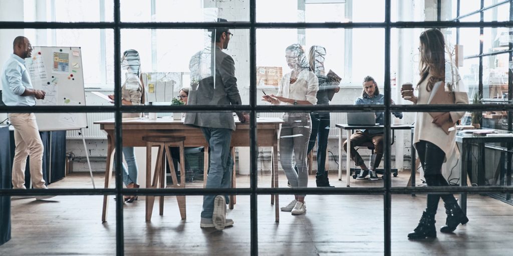 Arbeitsplatz 4.0: Effizienz = Workplace + Freiraum. Im strategischen Arbeitsplatzdesign steckt jede Menge Potenzial zur Steigerung des Unternehmenserfolgs.